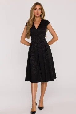Robe de cocktail noire évasée à plis creux