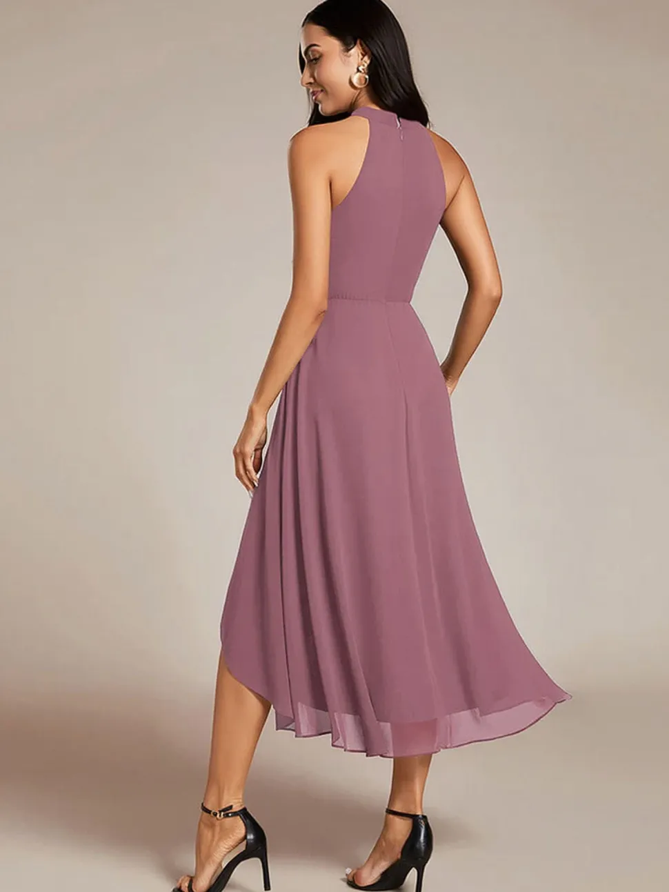 Robe de cocktail rose poudré fluide sans manches