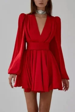 Robe de cocktail rouge courte évasée manches longues