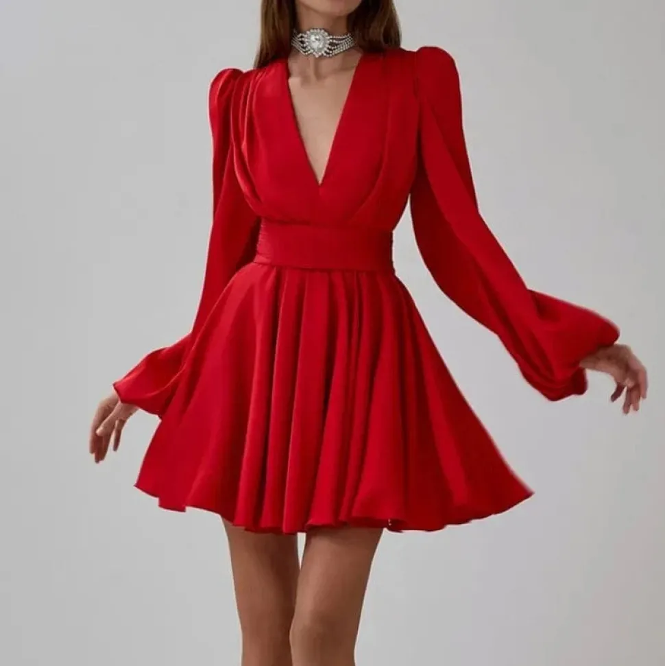 Robe de cocktail rouge courte évasée manches longues