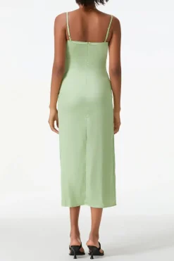 Robe de cocktail verte moulante brodée de fleurs
