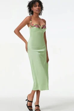 Robe de cocktail verte moulante brodée de fleurs