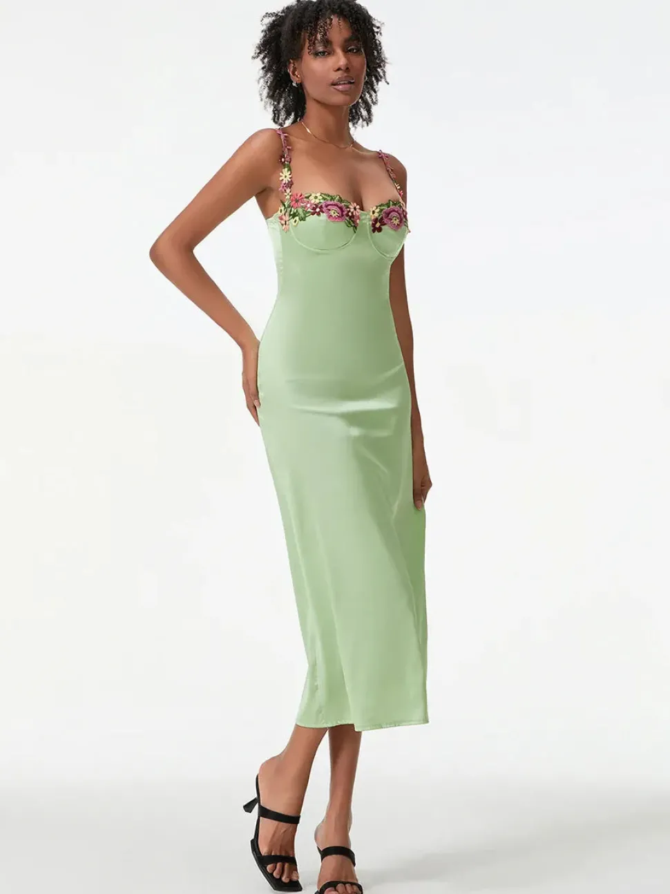 Robe de cocktail verte moulante brodée de fleurs
