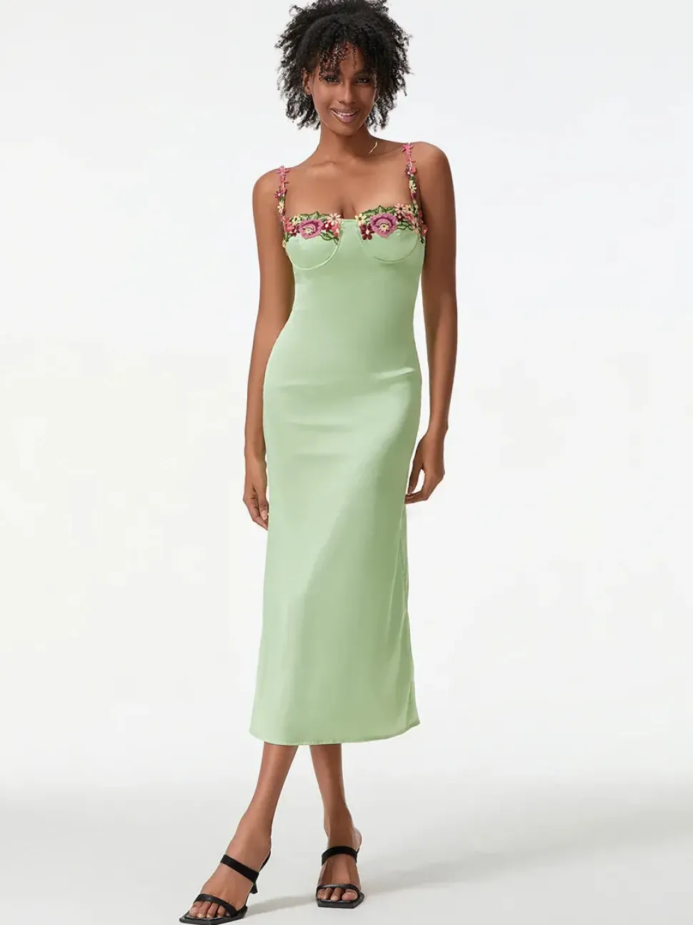Robe de cocktail verte moulante brodée de fleurs