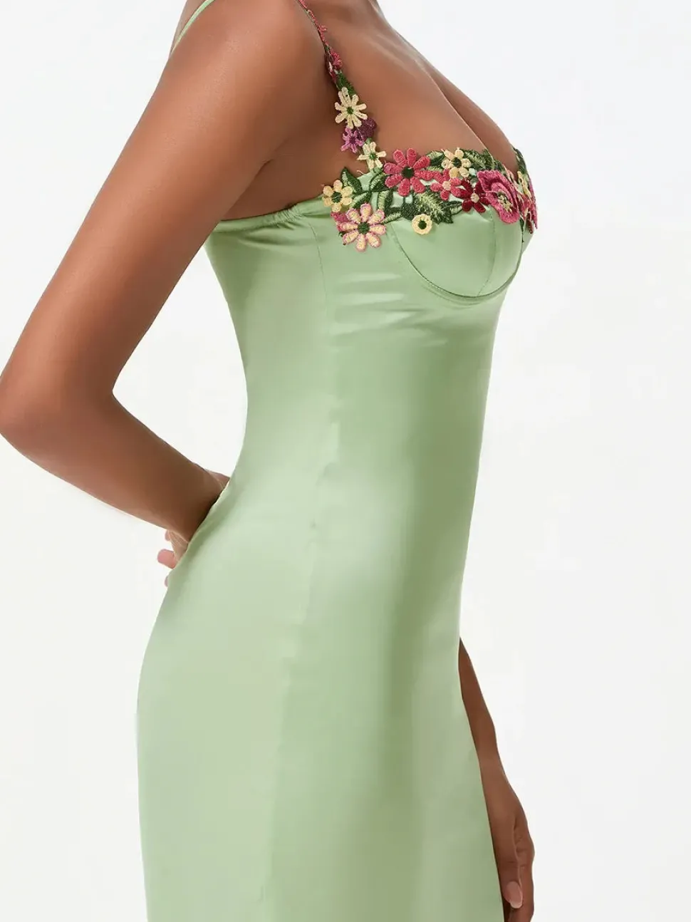 Robe de cocktail verte moulante brodée de fleurs