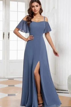Robe de demoiselle d'honneur bleue à fente haute et bretelles fines