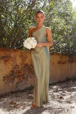 Robe demoiselle d'honneur asymétrique en satin