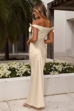 Robe demoiselle d'honneur champagne épaules dénudées