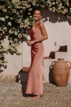 Robe demoiselle d'honneur rose poudré longue