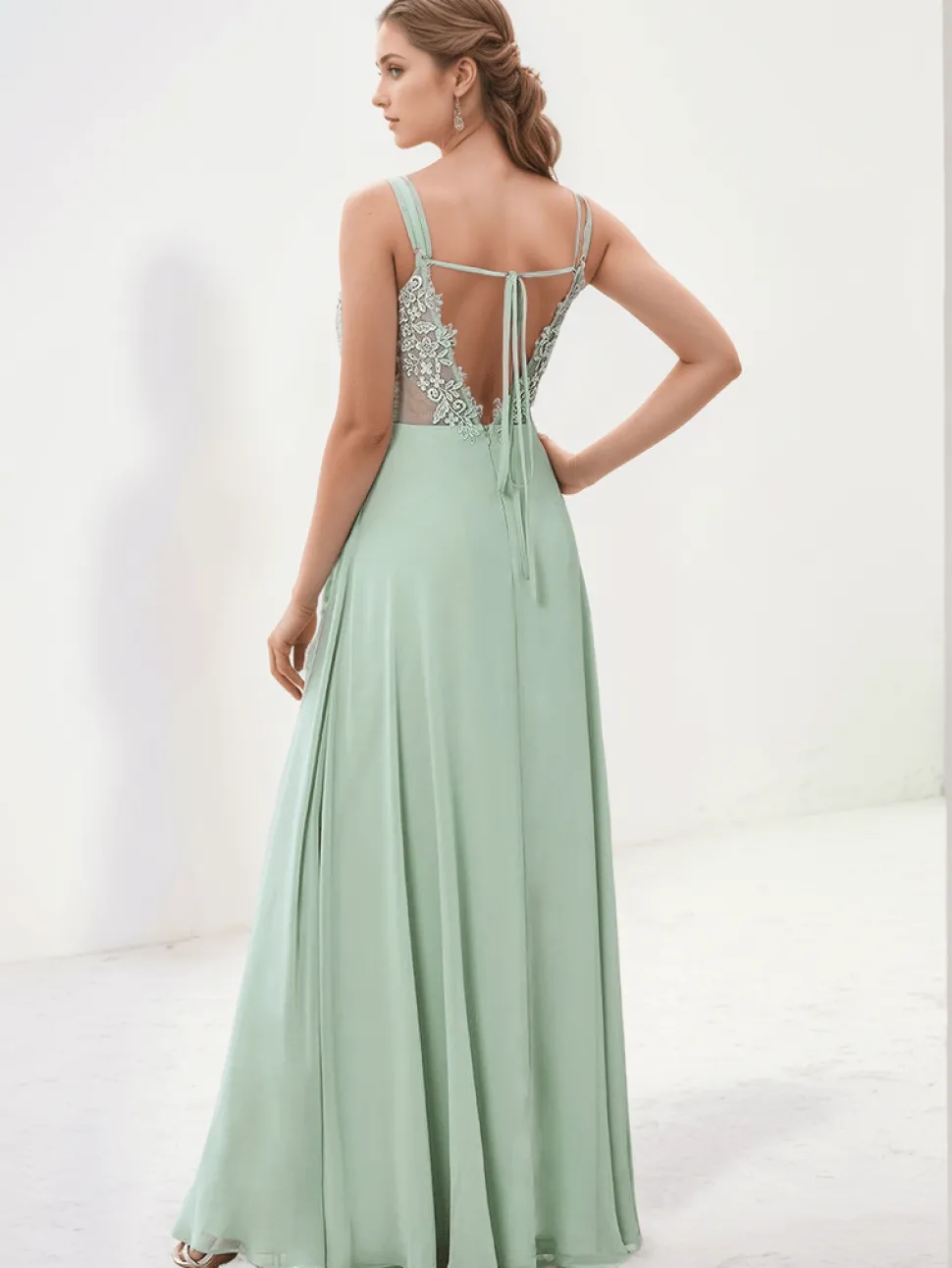 Robe demoiselle d'honneur vert sauge à bretelles