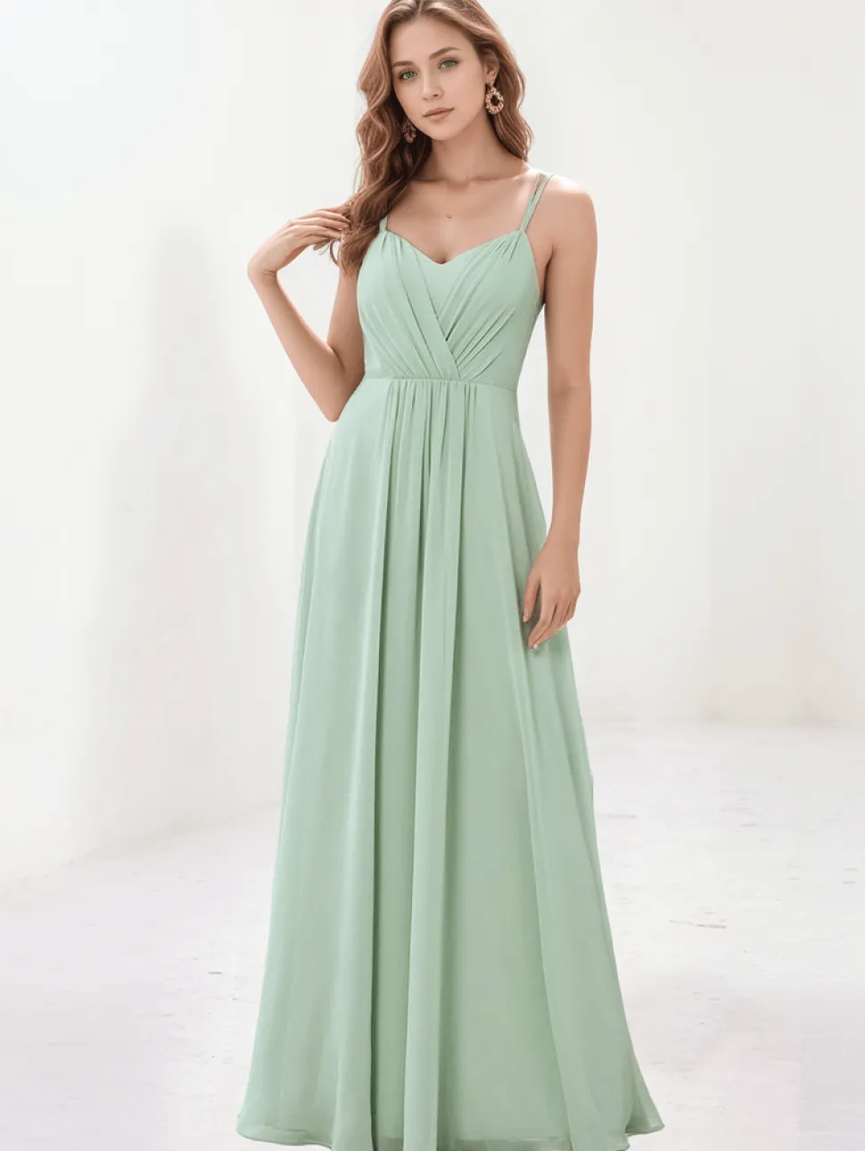 Robe demoiselle d'honneur vert sauge à bretelles