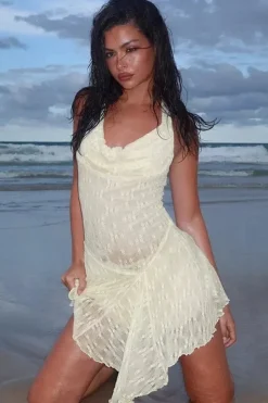 Robe de plage courte beige en dentelle