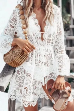 Robe de plage courte en dentelle manches longues