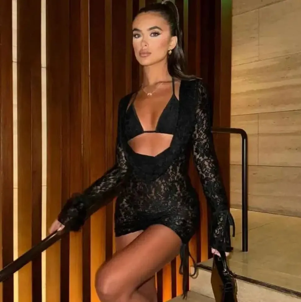 Robe de plage en dentelle courte manches longues