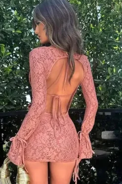 Robe de plage en dentelle courte manches longues