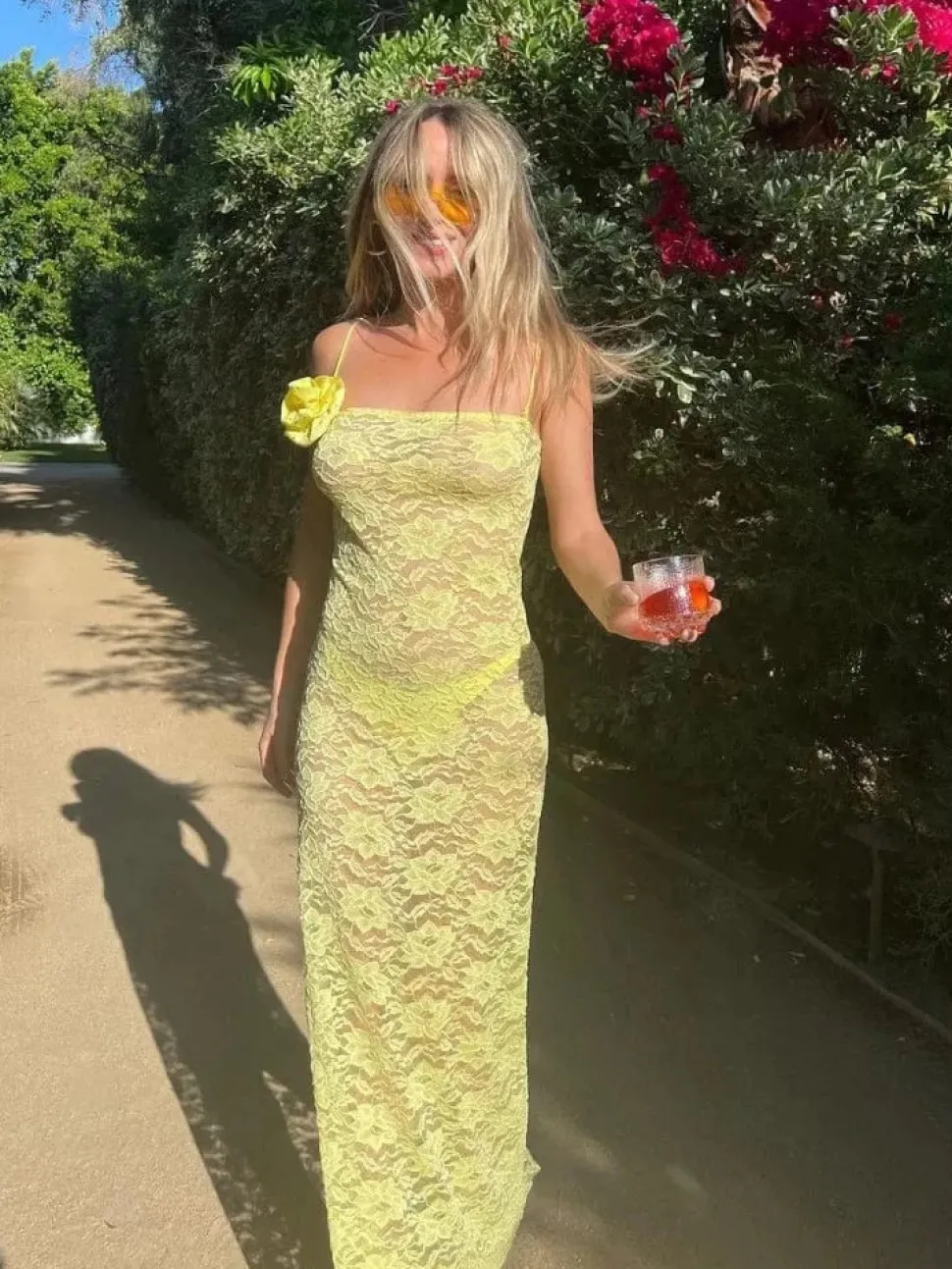 Robe de plage jaune transparente en dentelle