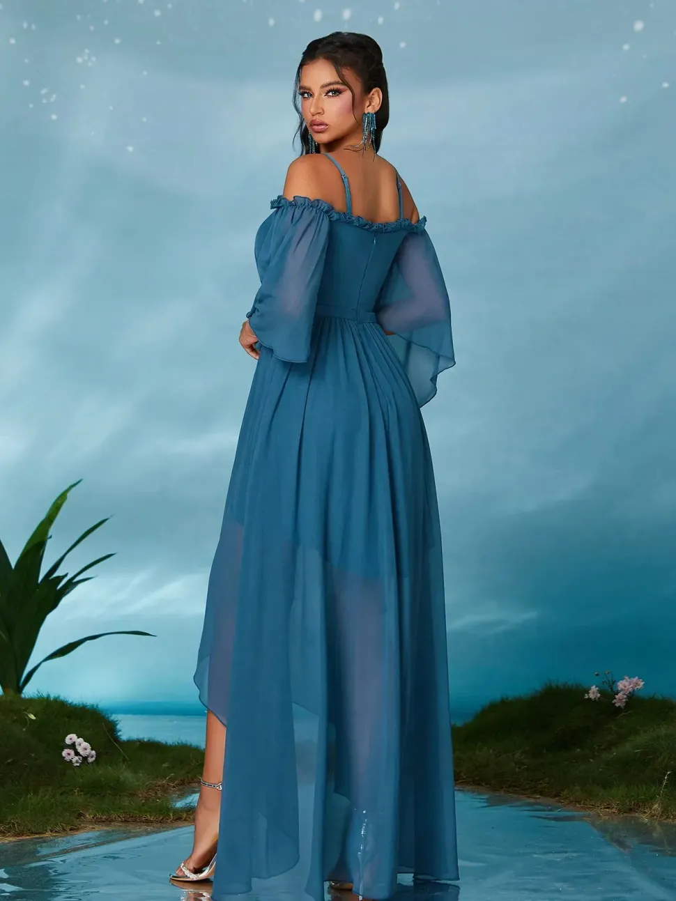 Robe de soirée bleue asymétrique à manches fluides