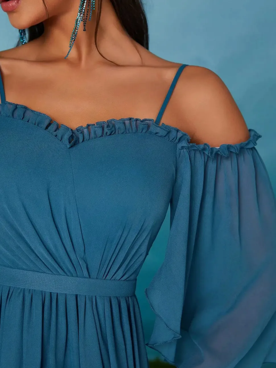 Robe de soirée bleue asymétrique à manches fluides