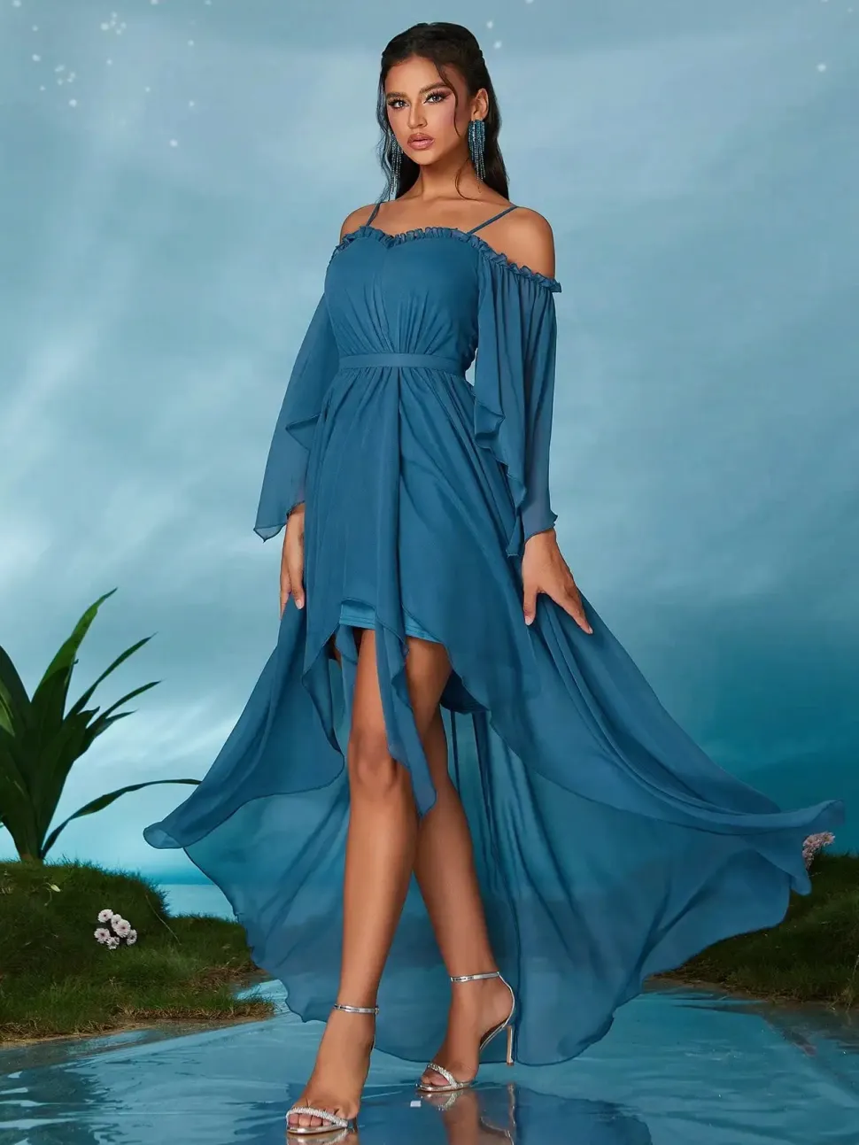 Robe de soirée bleue asymétrique à manches fluides