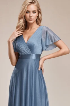 Robe de soirée bleue longue à volants et décolleté plongeant