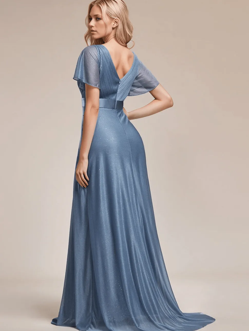 Robe de soirée bleue longue à volants et décolleté plongeant