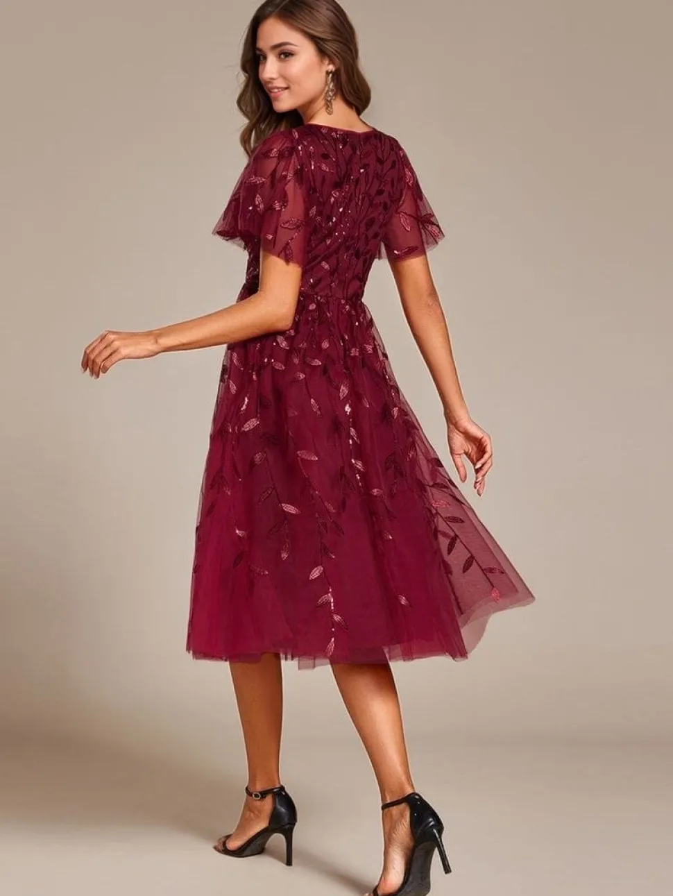 Robe de soirée bordeaux midi en tulle avec paillettes et broderies