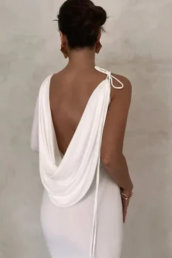 Robe de soirée chic avec décolleté plongeant