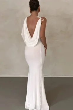 Robe de soirée chic avec décolleté plongeant