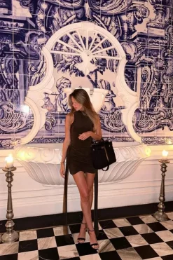 Robe de soirée chic moulante midi sans manches