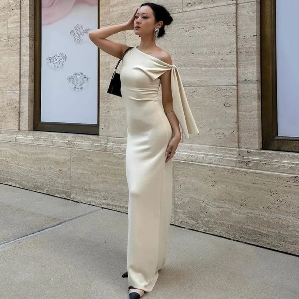 Robe de soirée longue avec une épaule dénudée