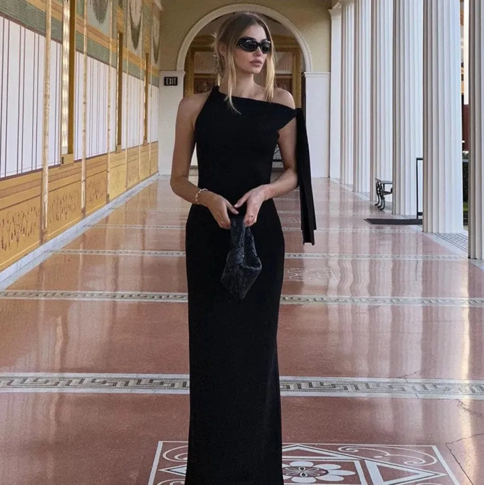 Robe de soirée longue avec une épaule dénudée