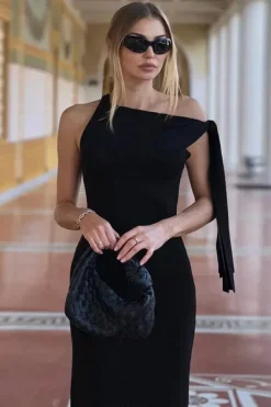 Robe de soirée longue avec une épaule dénudée