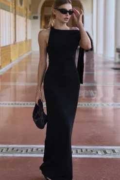 Robe de soirée longue avec une épaule dénudée
