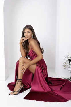 Robe de soirée longue bordeaux fendue satinée