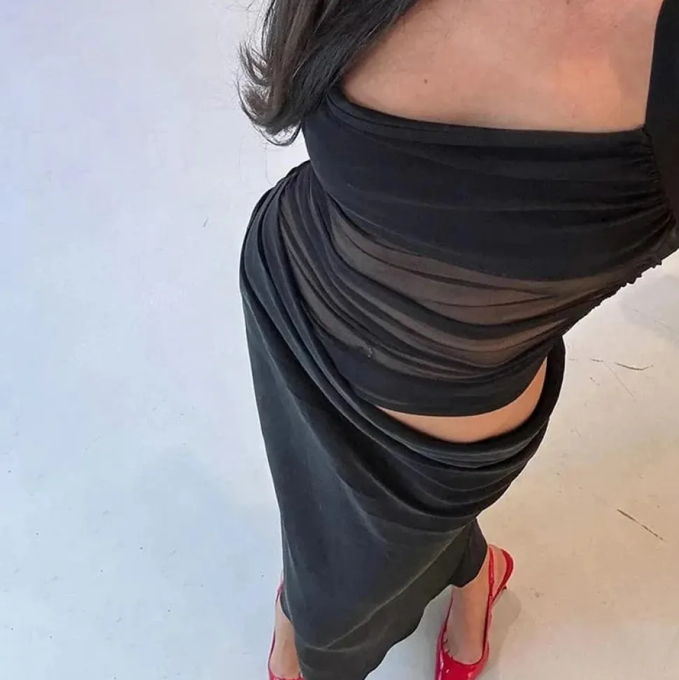 Robe de soirée longue drapée mi-transparente