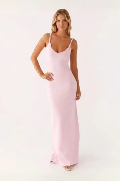 Robe de soirée longue et fluide à bretelles torsadées