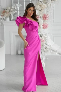 Robe de soirée longue haut asymétrique avec des plumes décoratives