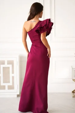 Robe de soirée longue haut asymétrique avec des plumes décoratives
