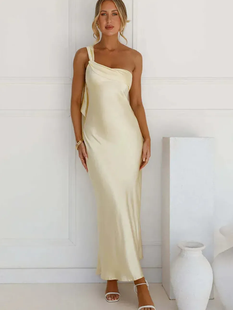 Robe de soirée longue à une épaule en satin