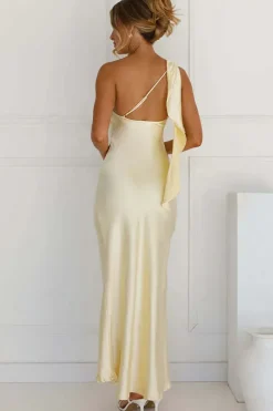 Robe de soirée longue à une épaule en satin