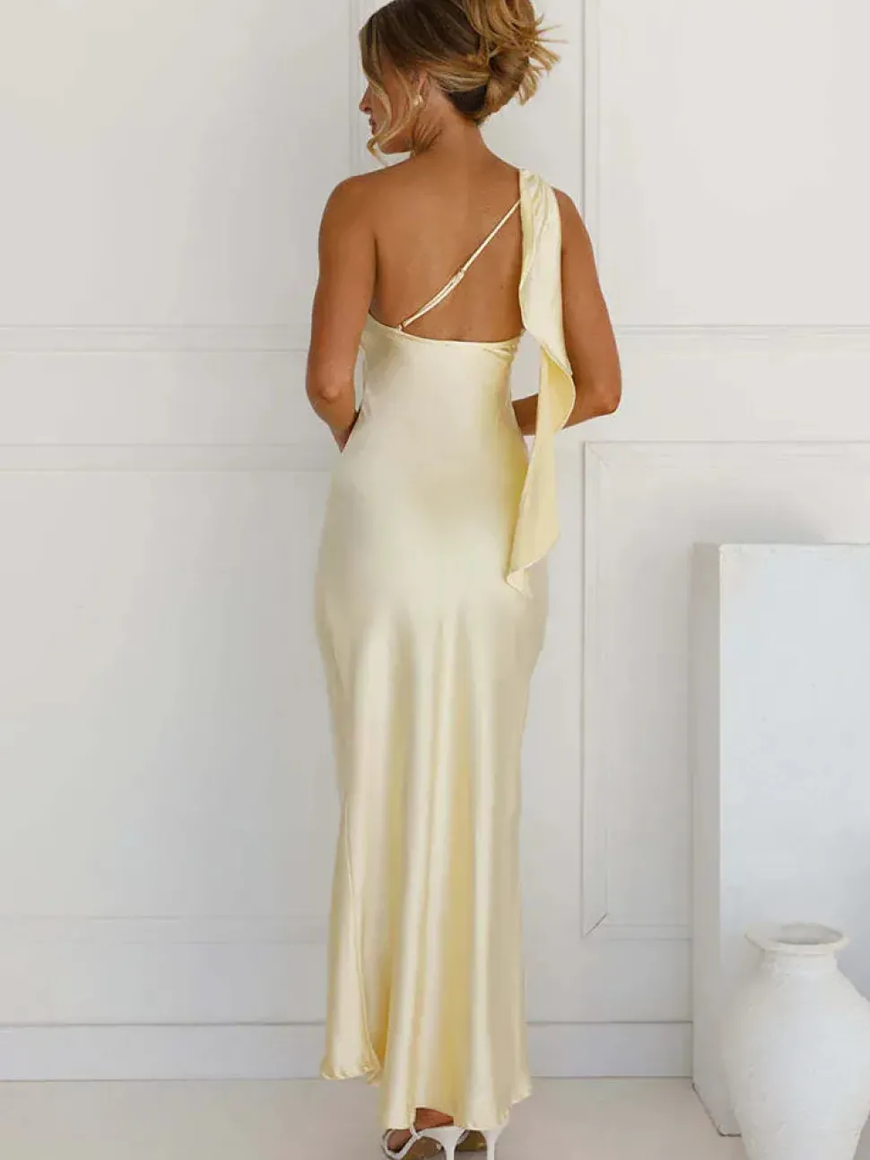 Robe de soirée longue à une épaule en satin