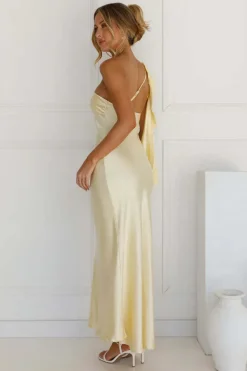 Robe de soirée longue à une épaule en satin