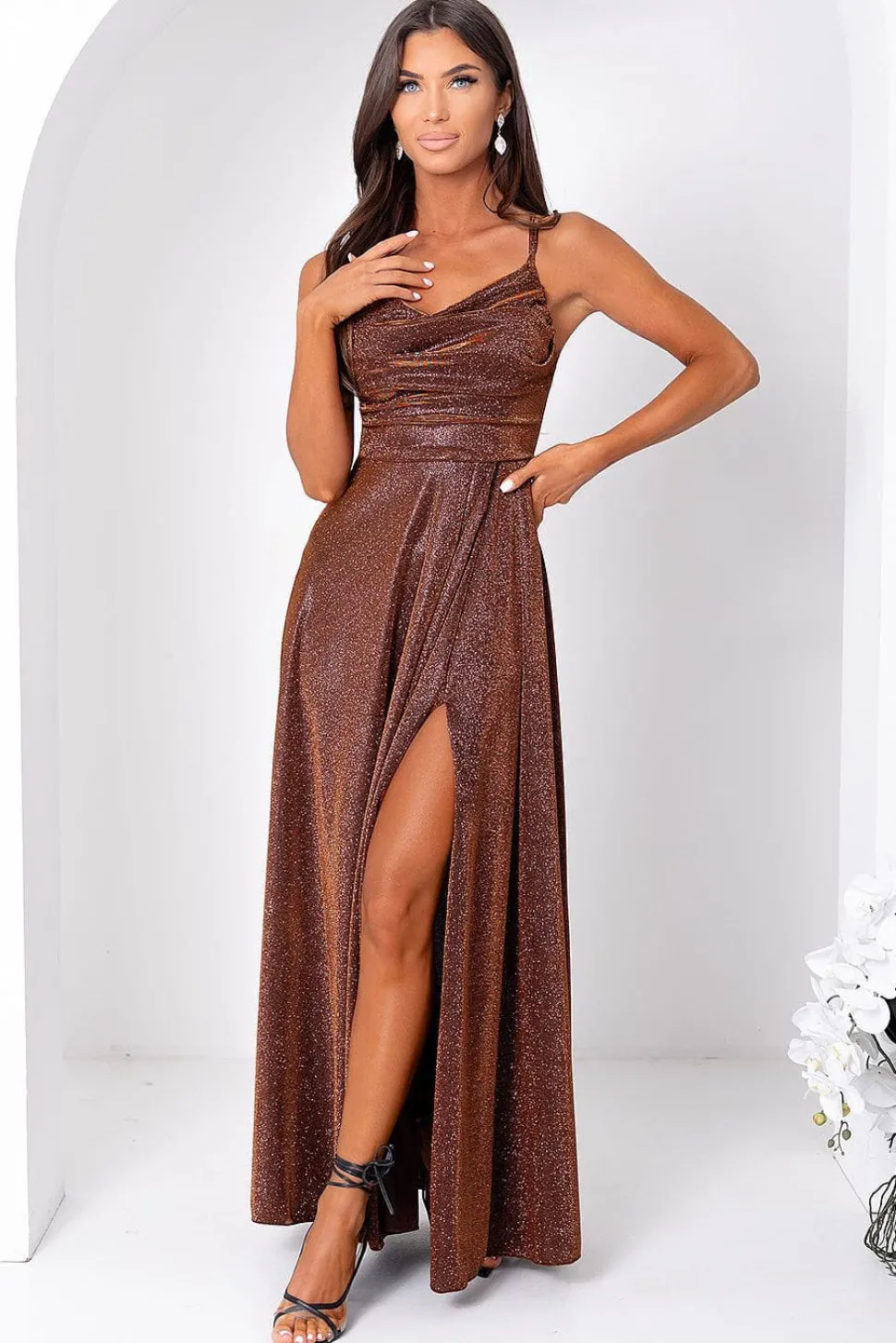 Robe de soirée marron longue fendue pailletée