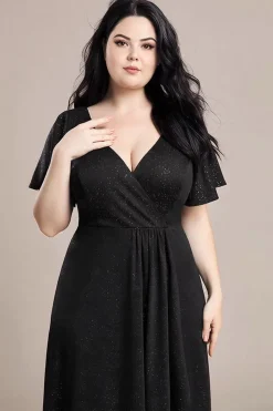 Robe de soirée noire à fente asymétrique et manches à volants