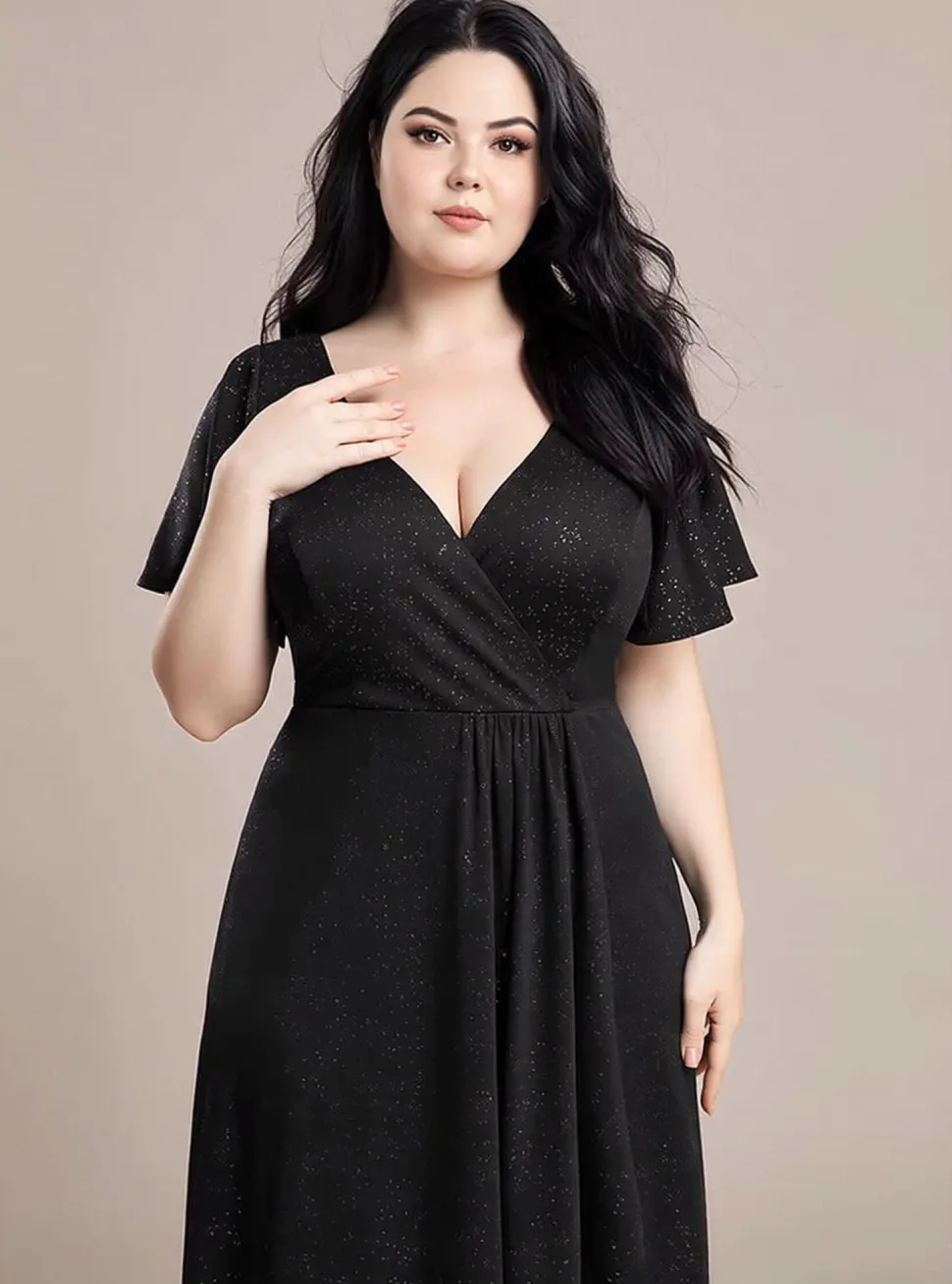 Robe de soirée noire à fente asymétrique et manches à volants