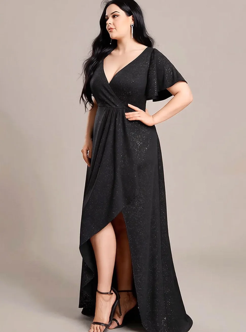 Robe de soirée noire à fente asymétrique et manches à volants