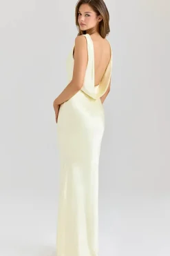 Robe dos nu longue drapée en satin col bénitier sans manches