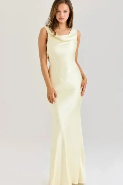 Robe dos nu longue drapée en satin col bénitier sans manches