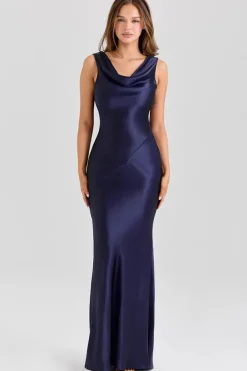 Robe dos nu longue drapée en satin col bénitier sans manches