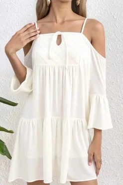 Robe d'été blanche courte épaules tombantes